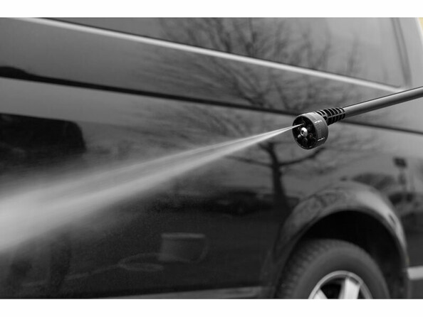 Nettoyage à l'eau d'une voiture à l'aide d'un nettoyeur haute pression à charge rapide