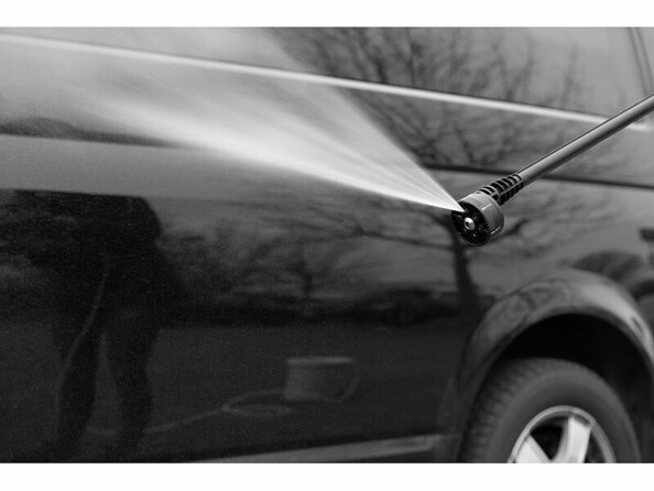 Nettoyage à l'eau d'une voiture à l'aide d'un nettoyeur haute pression à charge rapide