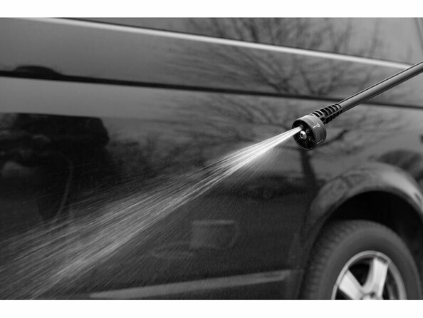 Nettoyage à l'eau d'une voiture à l'aide d'un nettoyeur haute pression à charge rapide