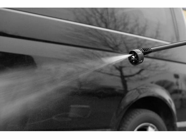 Nettoyage à l'eau d'une voiture à l'aide d'un nettoyeur haute pression à charge rapide