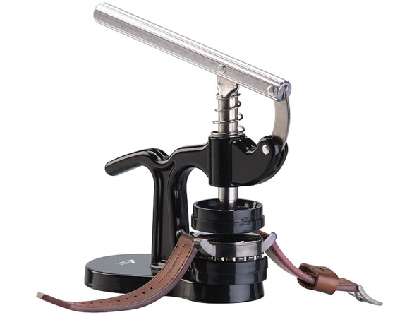 Mise en situation avec montre-bracelet brune pressée par la presse pour emboîtage de son boîtier