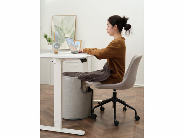 personne assise au bureau avec un panneau chauffant infrarouge 230 W cylindrique