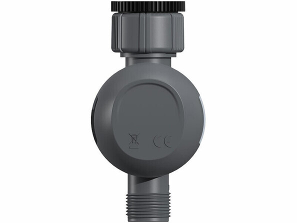 Vue arrière de l'ordinateur d'arrosage avec boîtier gris anthracite, logo de recyclage des déchets intégrés dans le boîtier, raccord pour tuyau d'arrosage sur le dessous et raccord fileté pour arrivée d'eau sur le dessus