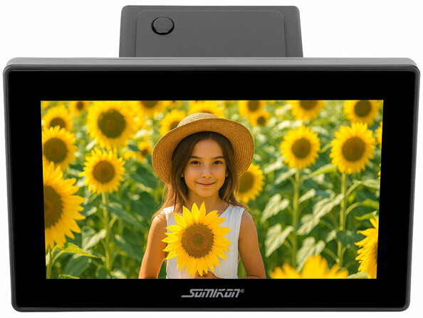 Scanner de diapositives et négatifs 48 Mpx de face avec une photo affichée