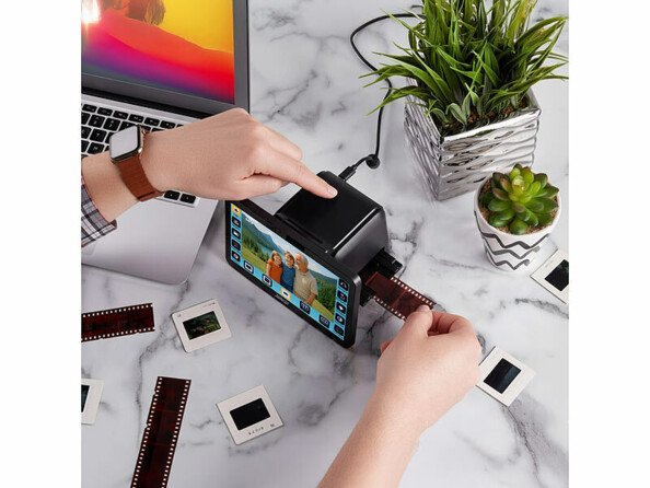 Scanner de diapositives et négatifs 48 Mpx numérisant des négatifs sur une table avec un ordinateur