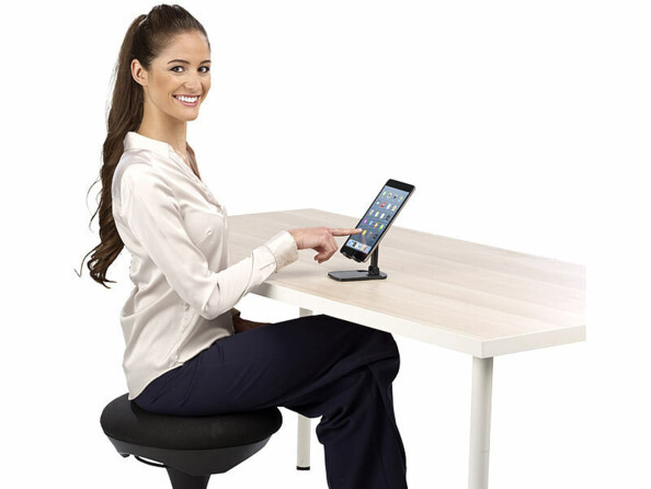 Jeune persone utilisant une tablette posé sur la fixation support amovible