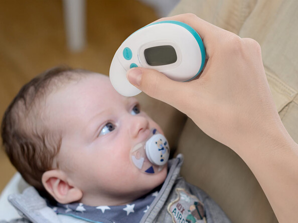 Thermomètre infrarouge compact avec 2 modes de mesure de la température : intra-auriculaire et frontal