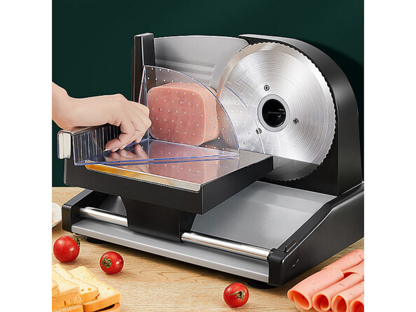 trancheuse électrique avec 2 lames en acier inoxydable ASM-100 mise en situation avec un jambon