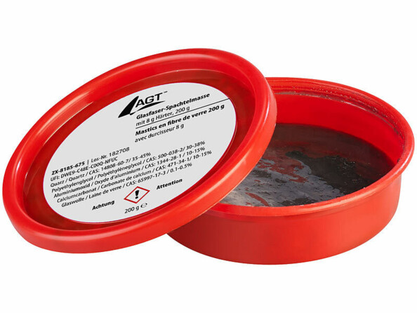 Pot de mastic ouvert laissant entrevoir la pâte adhésive huileuse couleur noire à appliquer