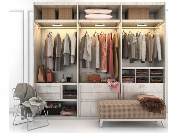 Dressing en bois blanc éclairé par 3 lampes LED blanc chaud avec chaise et fauteuil