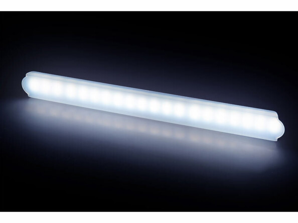 Réglette LED allumée en blanc lumière du jour dans le noir