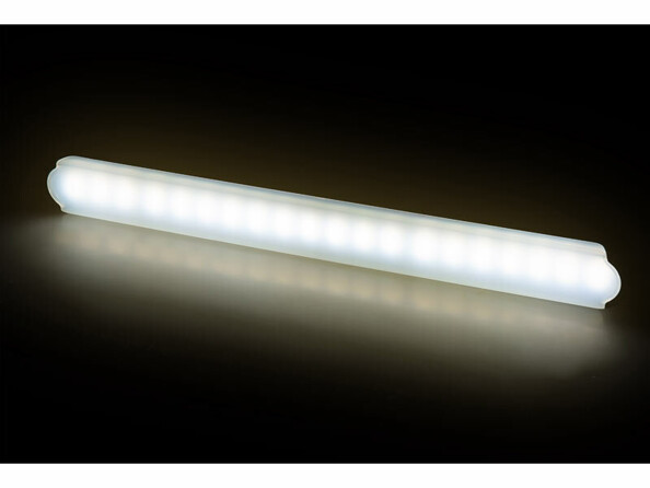 Réglette LED allumée en blanc chaud dans le noir