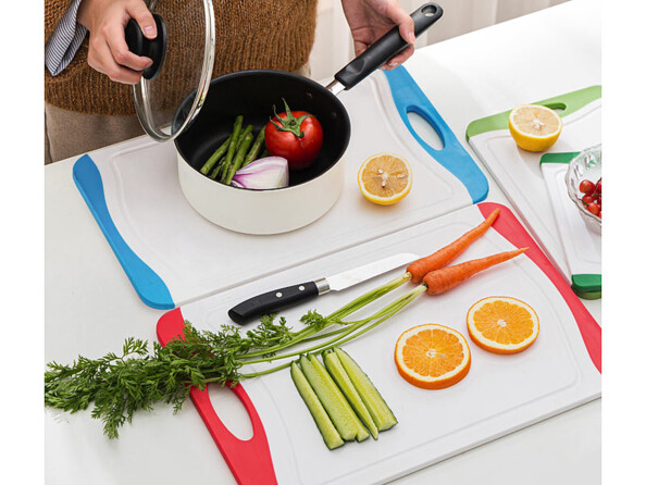 Planches à découper colorées mises en situation