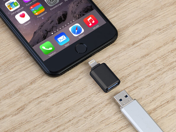 adaptateur OTG USB 3.0 femelle vers Lightning en aluminium mise en situation avec un iPhone et une clé USB
