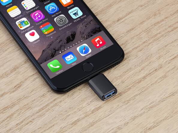 adaptateur OTG USB 3.0 femelle vers Lightning en aluminium mise en situation avec un iPhone