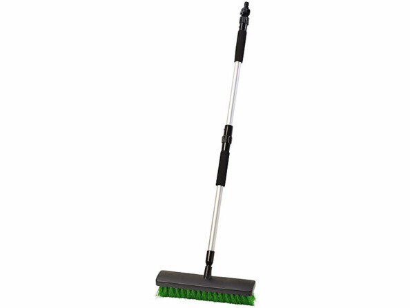 Balai de nettoyage avec raccord pour tuyau d'arrosage