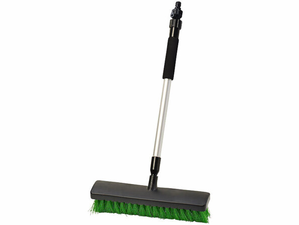 Balai de nettoyage avec raccord pour tuyau d'arrosage