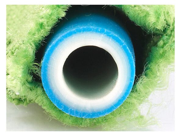 Tuyau en latex bleu et blanc gaine en polyester vert sectionnés de manière nette vue du dessus