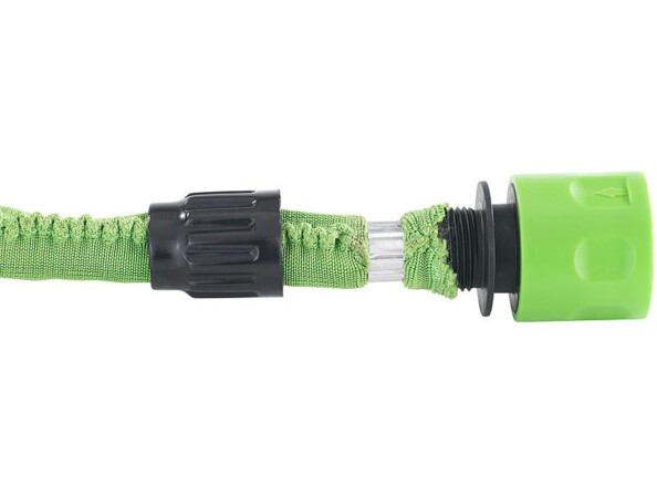 Extrémité du tuyau d'arrosage avec raccord fileté 3/4" pour robinet desserré laissant apparaitre un bout de latex du tuyau