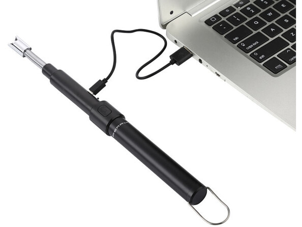 Mise en situation du chargement du briquet électronique Pearl branché par câble Mini-USB vers USB à un port USB d'un ordinateur portable