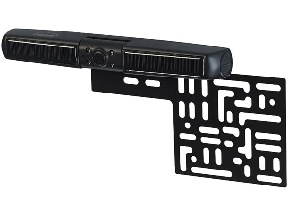 Caméra d'aide au stationnement coloris noir sous forme de barre fine avec support pour plaque d'immatriculation, objectif au centre de la barre et panneau solaire sur le dessus