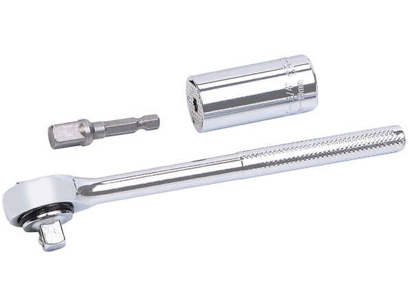 Une clé à cliquet avec douille universelle de la marque AGT.