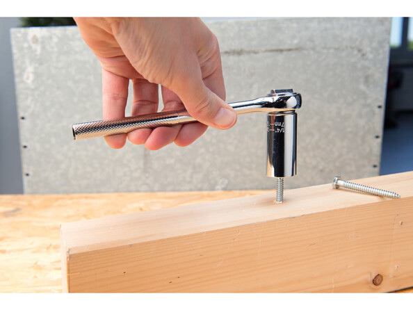 Clé à cliquet avec douille universelle