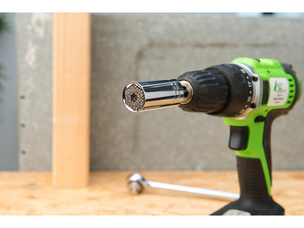 Clé à cliquet avec douille universelle