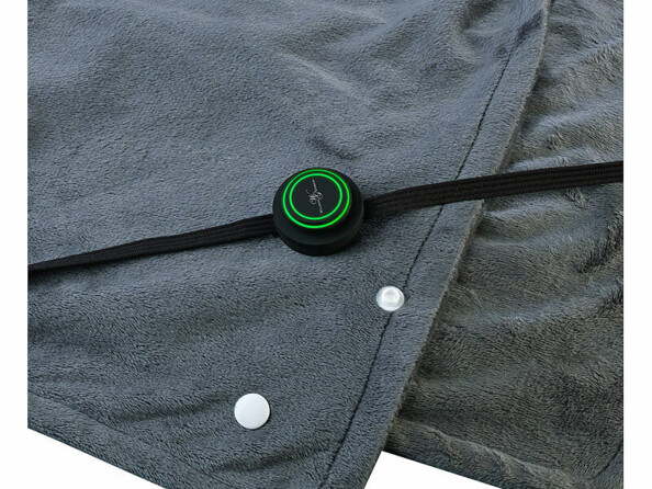 Plaid chauffant posé à plat avec câble d'alimentation posé dessus et boutons pression blancs pour ouverture et fermeture du compartiment à élément chauffant visibles de l'extérieur