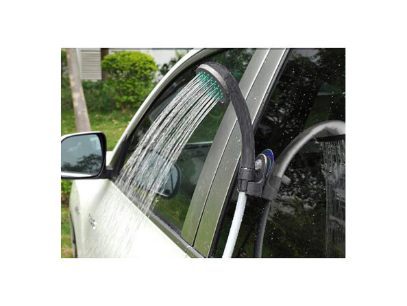 douche électrique compacte Semptec accroché à une voiture