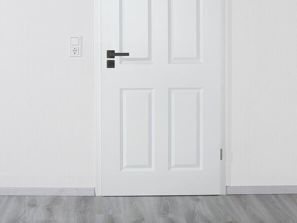 porte blanche avec garniture de porte noire mat