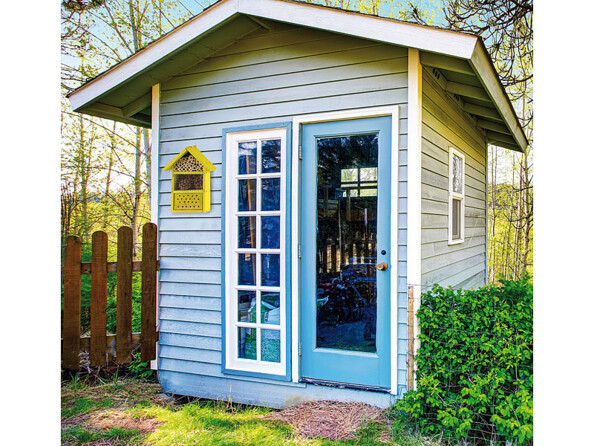 hôtel à insectes en kit à assembler mise en situation sur une façade de maison