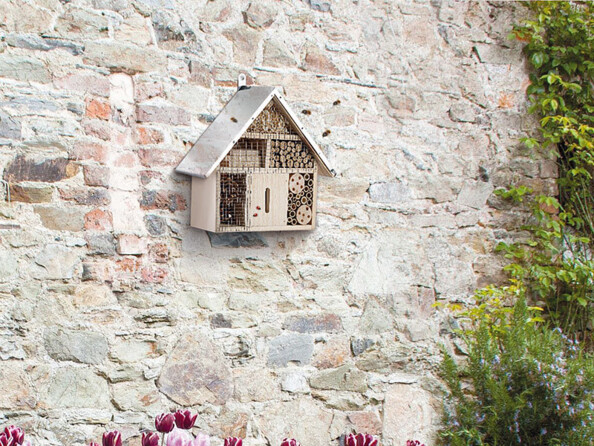 Hôtel à insectes "Maja" en bois avec toit métallique