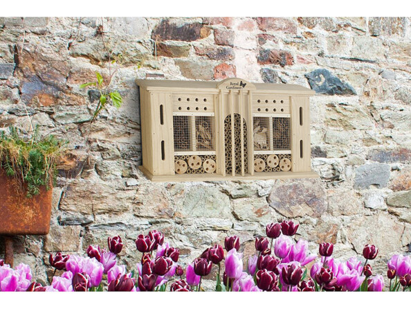 Hôtel à insectes XXL "Grand Hotel.Royal Gardineer. Mise en situation sur un mur.