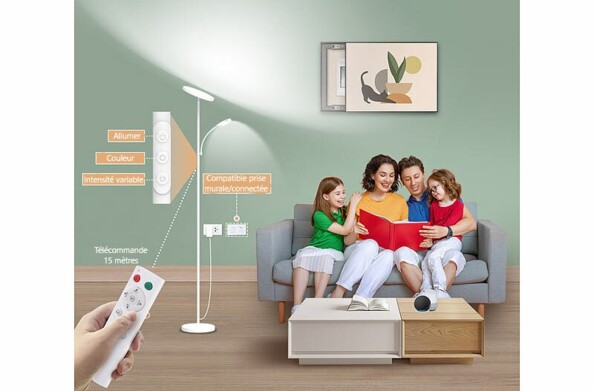 Famille de 4 personnes posée sur le canapé d'un salon aux couleurs modernes entrain de regarder un album photo éclairé par la lampe sur pied secteur contrôlée à distance par télécommande