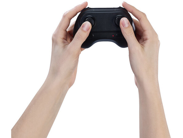 télcommande pour quadricoptère GH-55.mini dans les mains