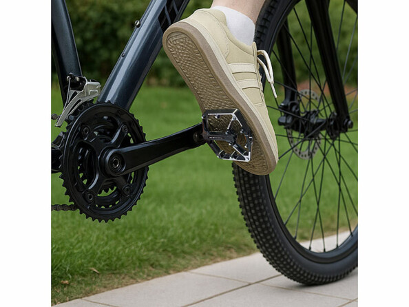 pédale de vélo mise en situation vue zoomée sur un vtt avec un cycliste dessus