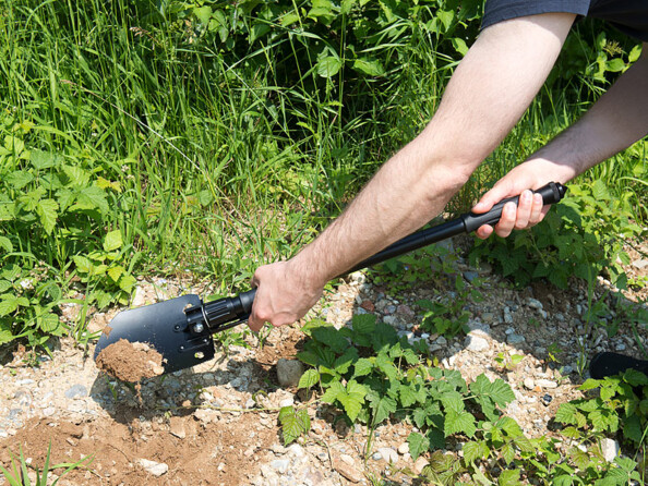 Pelle multifonction 12 en 1 en acier carbone