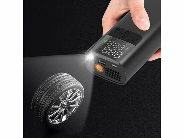 Éclairage d’un pneu de voiture dans le noir à l’aide de la lampe torche LED intégrée au compresseur