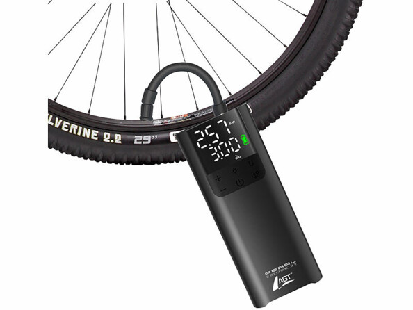 Mise en situation du gonflage d'un pneu de vélo avec le mini compresseur d'air sans fil numérique coloris noir