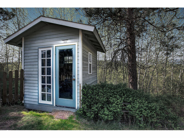 Mise en situation de l'applique murale sur une cabane de jardin en extérieur