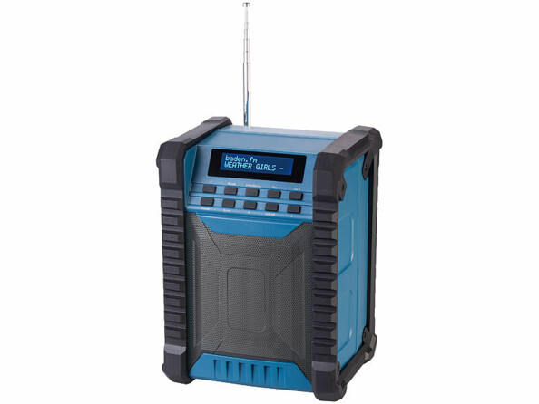 Radio de chantier robuste avec écran numérique et antenne télescopique.