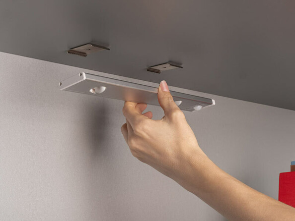 Vue sur le mode d'installation de la reglette LED sans fil dans son support