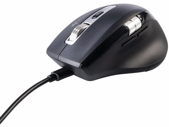 Souris avec batterie intégrée en cours de chargement par câble USB-C