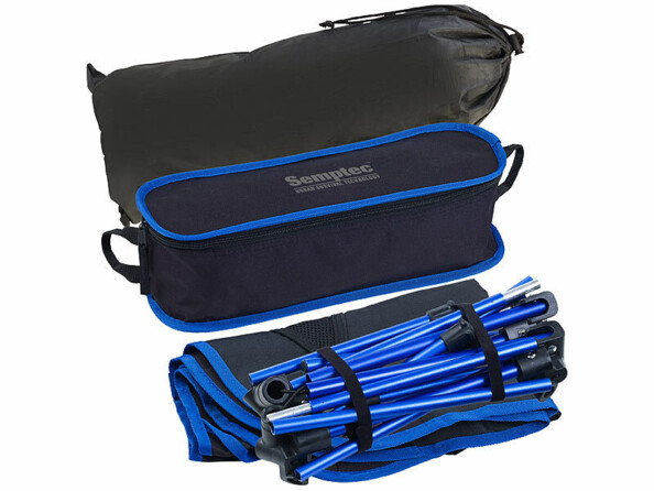 Housse de transport noire pour table, sac de transport à poignées et logo Semptec Urban Survival Technology noir et bleu et chaise de camping plié en 2 éléments, les pieds d'un côté et le textile de l'autre