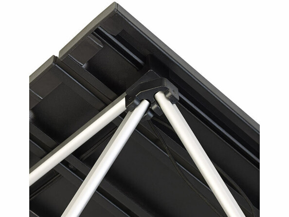 Zoom sur le système de fixation des pieds de table situé sous la table dont la surface est en lattes noires