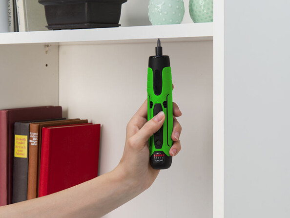 mise en place d'une vis dans une étagère à l'aide d'une visseuse sans fil
