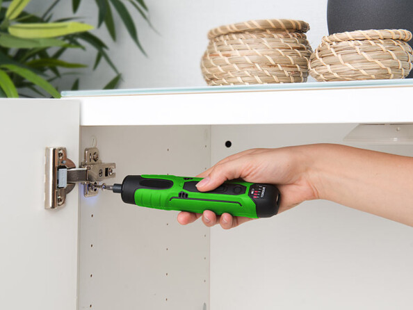 utilisation d'une visseuse agt sans fil pour monter la porte d'un meuble