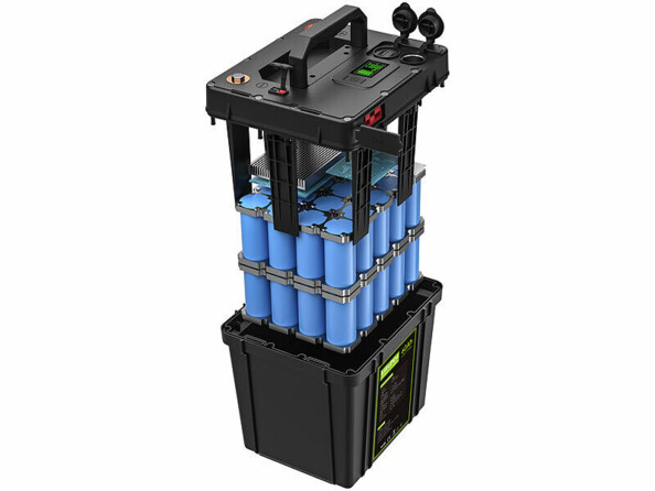 Vue éclatée de l'intérieur de la batterie LiFePO4 avec 32 blocs batteries bleus, boîtier de protection noir, poignée sur le dessus avec divers connecteurs dont 1 prise allume-cigare, 2 bornes à cosses, 1 port USB-C, 1 port USB-A, 1 sortie DC avec écran