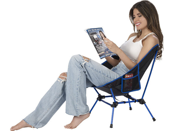 fauteuil de camping pliable amise en situation avec mannequin assis lisant une revue